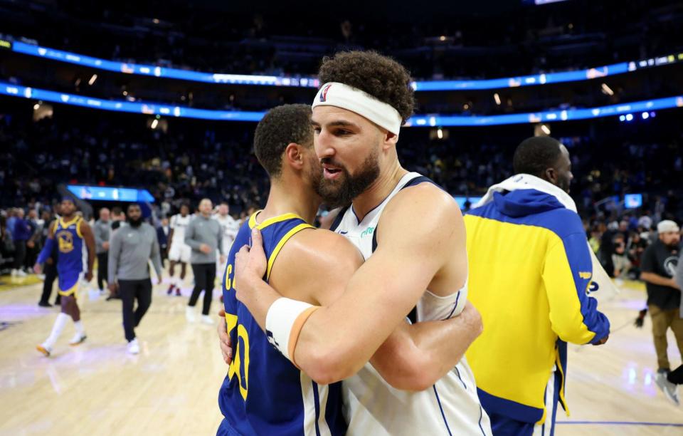 汤普森激情庆祝一幕曝光!与库里深情拥抱 放话要为独行侠创造新传奇