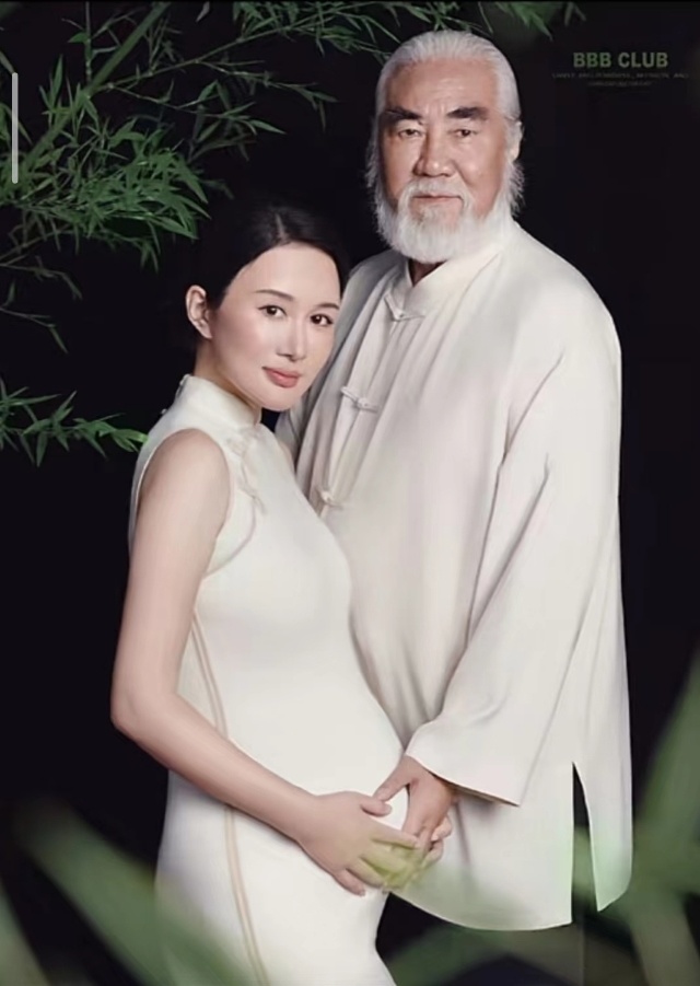 73岁张纪中陪孕妻拍写真,扎丸子头超显年轻,温柔亲吻老婆好宠溺