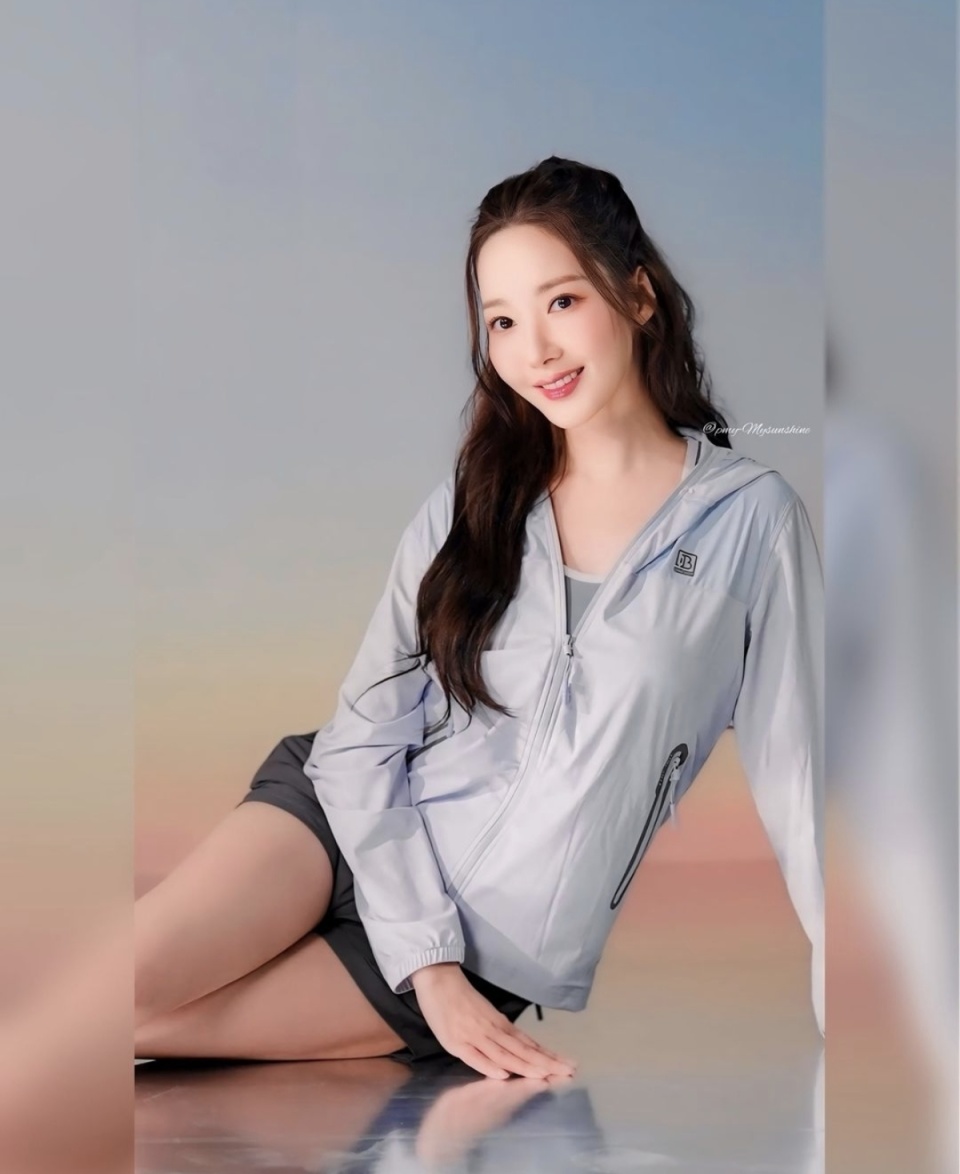 朴敏英用夹克与短裤的完美搭配,展现舒适干练时尚感