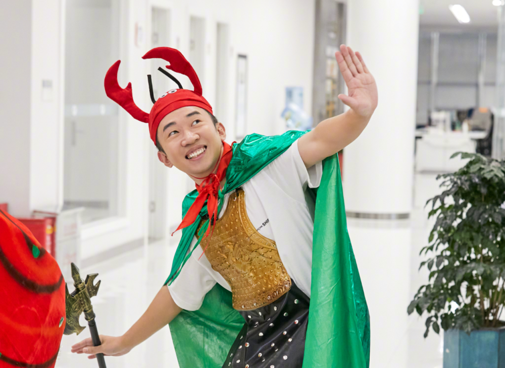 杨迪两次帮宋亚轩解围,体现的不止是高情商,还有真实的人品