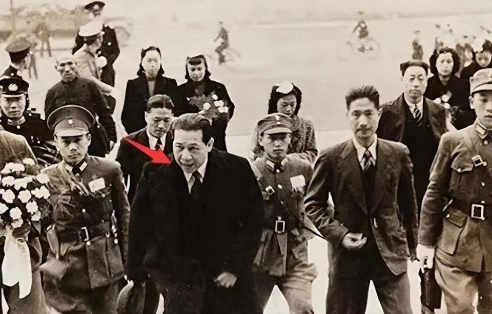 1943年，汉奸李士群喝了一杯咖啡后，死状凄惨，身体蜷缩的像猴子_腾讯新闻