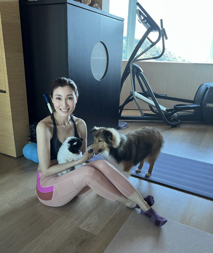 52岁李嘉欣晒美照,穿文胸秀马甲线和4块腹肌,强调称未添加滤镜_腾讯