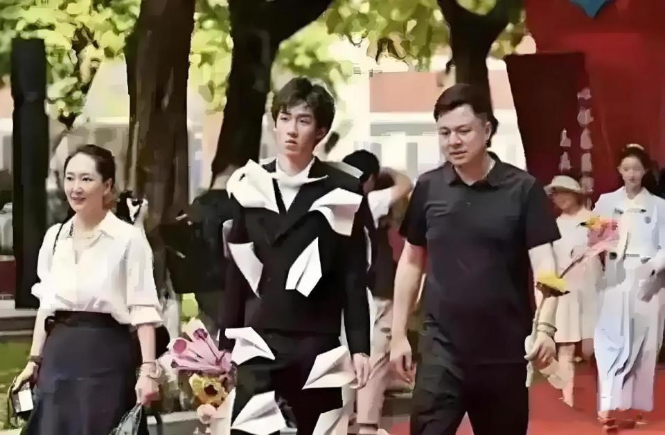 孟晚舟现身成都七中，穿搭打扮温婉大气，与老公刘晓棕同框很恩爱_腾讯新闻