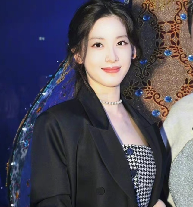 在最困难的时候,章泽天毅然决然挺着二胎孕肚陪伴老公,还大度到来到