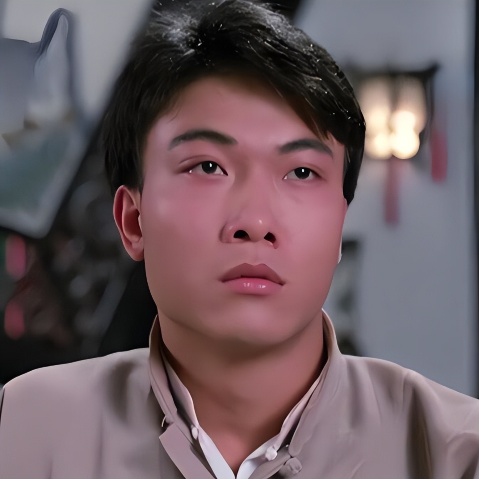 1985年,钱小豪和林正英,许冠英领衔主演恐怖喜剧电影《僵尸先生》,片