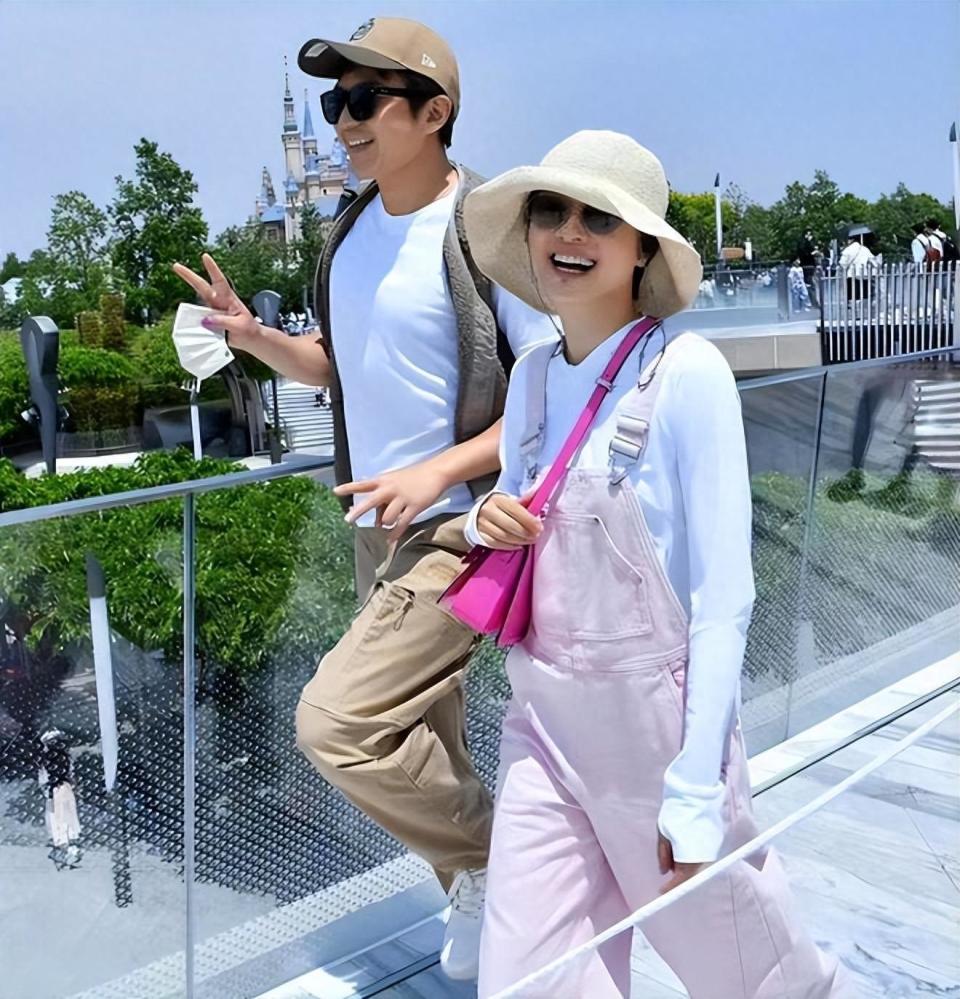 孙俪邓超带儿女看温网,等等小花近照曝光,一个像妈一个像爸