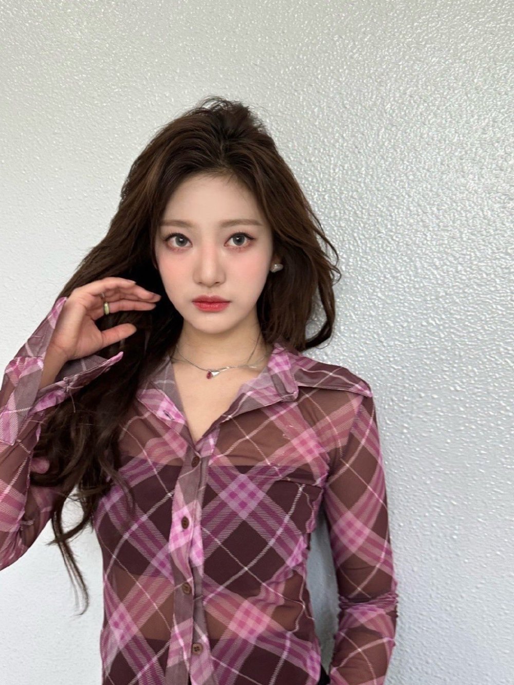 当天在aepsa的官方ins上也上传了宁艺卓为了配合新张专辑的概念而进行