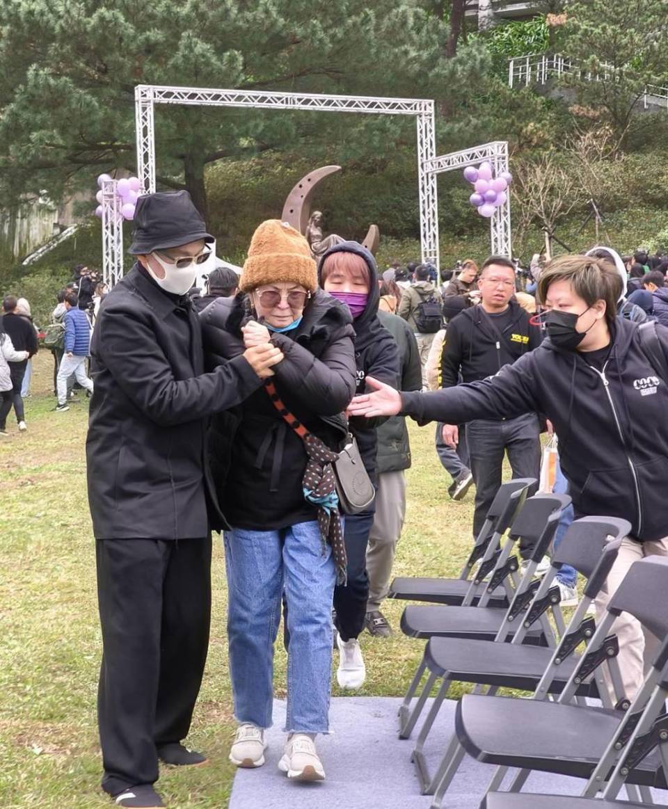 皮皮虾：香港免费资料全部-李玟新铜像揭幕现场：87岁母亲数次落泪，因过度悲伤险些摔倒  第6张