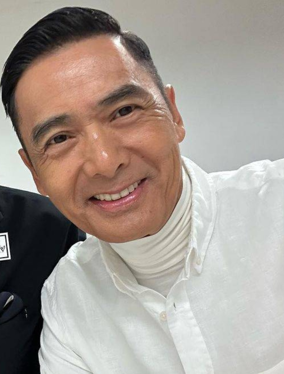 68岁影帝周润发遭遇意外,肋骨骨裂呼吸都会痛,双手多处割伤流血