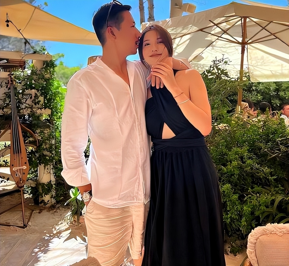 吴千语晒30岁庆生照,与富三代男友施伯雄当众拥吻,男方害羞了_腾讯