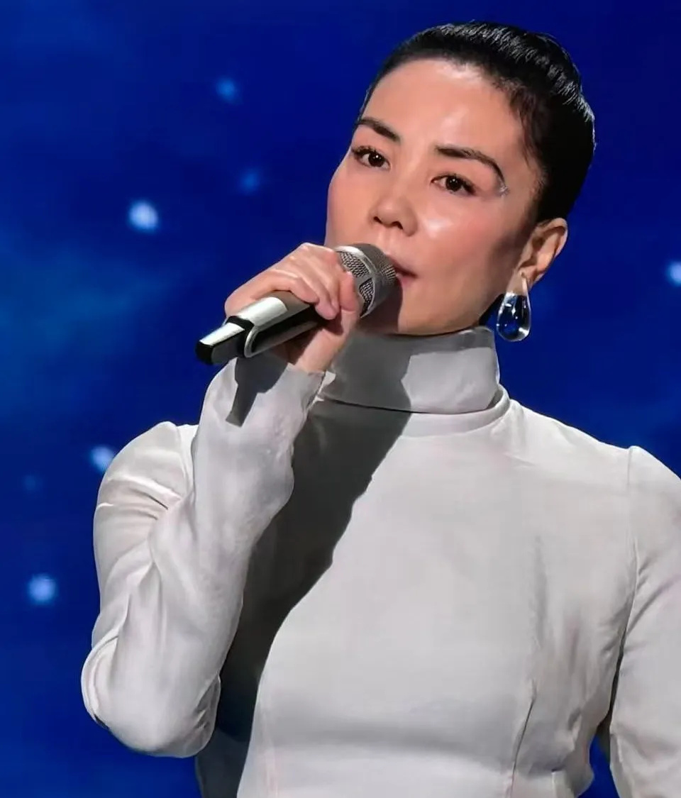 王菲拿下春晚热度第一 乐评人持续吐槽她：假唱都唱不好