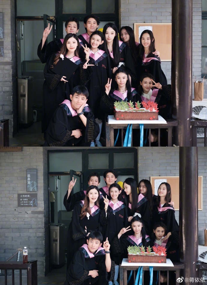 蒋依依晒穿学士服毕业照与同学合影青春气息满满