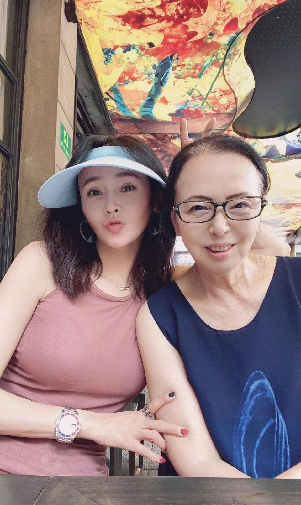 于明加是谁的老婆图片