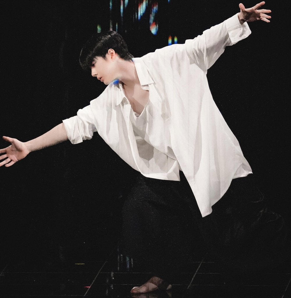 王一博赤脚跳舞,手部受伤,一出场就创下收视率峰值_腾讯新闻