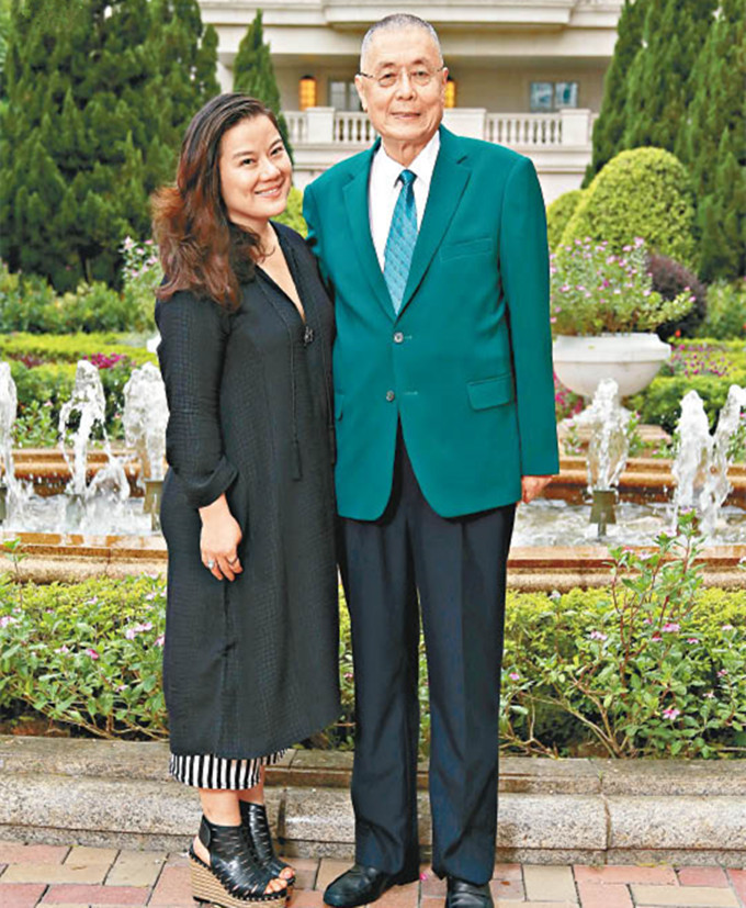 84岁刘诗昆老来得女,罕晒全家福庆情人节,2岁漂亮女儿穿公主裙_腾讯