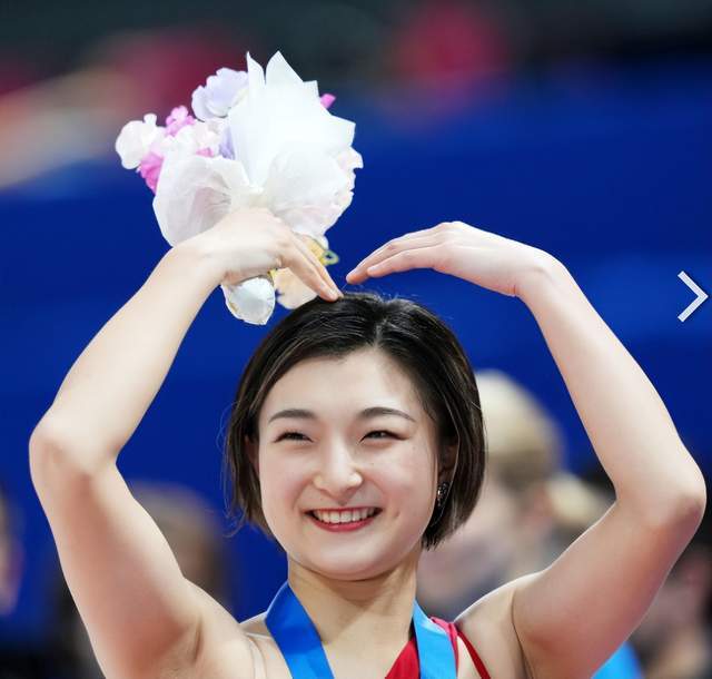 花滑世锦赛冠军坂本花织静候俄罗斯套娃,赢套娃的坂本才是真冠军_腾讯