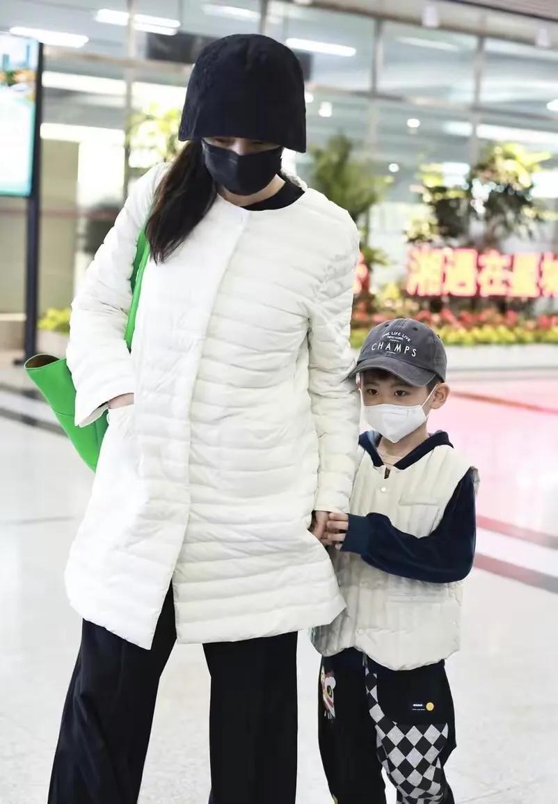 秋瓷炫一家三口罕见同框牵手同行温馨有爱5岁儿子帅气像妈妈
