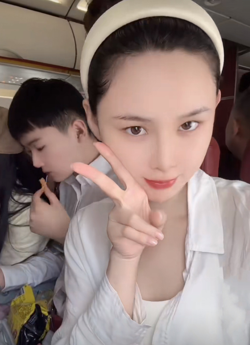 张颖颖带家人看房，全款拿下楼王别墅，母亲戴金镯子露面超贵气_腾讯新闻