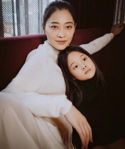 梅婷罕与老公秀恩爱素颜露双下巴仍自信别墅外墙爬满藤蔓好美