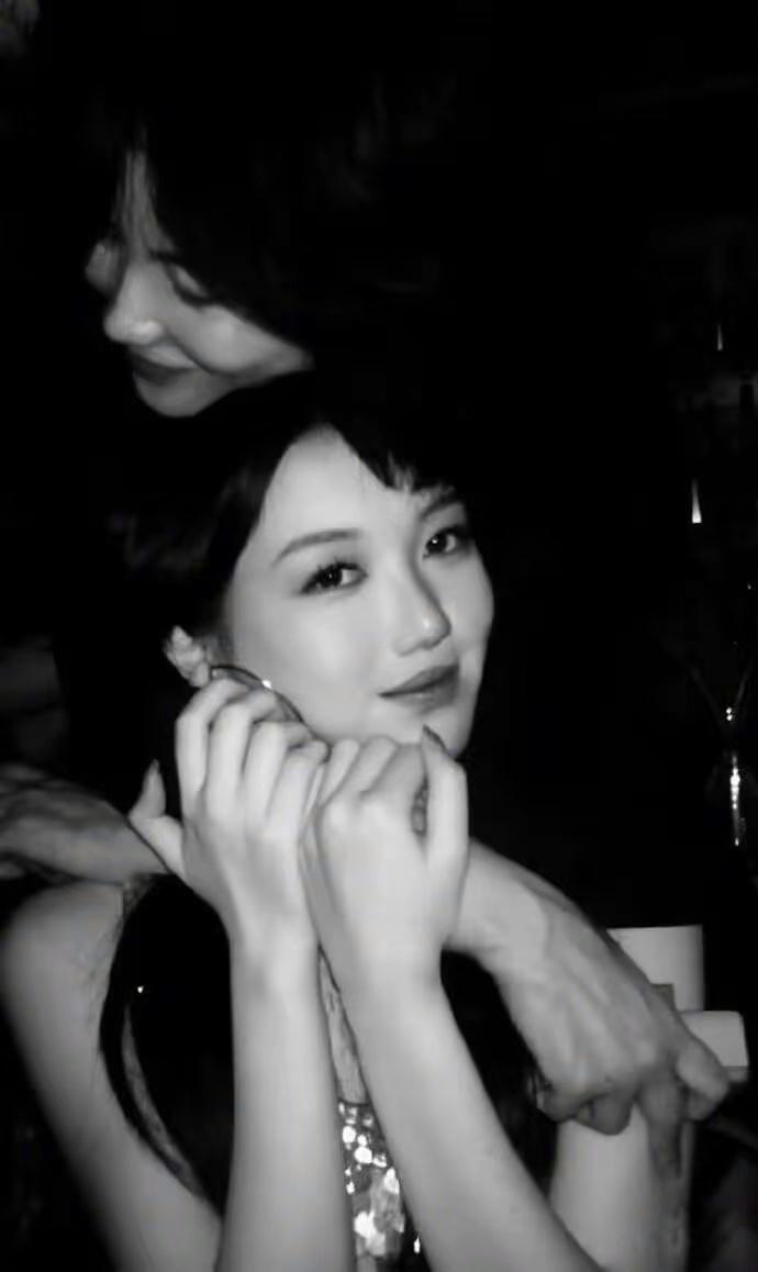 王菲为李嫣庆18岁生日,母女同框幸福洋溢,李嫣气质像妈愈发漂亮