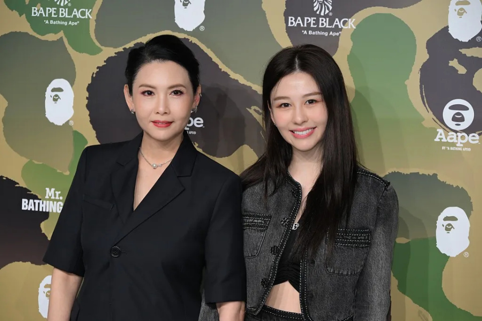 邱淑贞与大女儿出席活动,母女贴贴好有爱,22岁沈月继承妈妈颜值