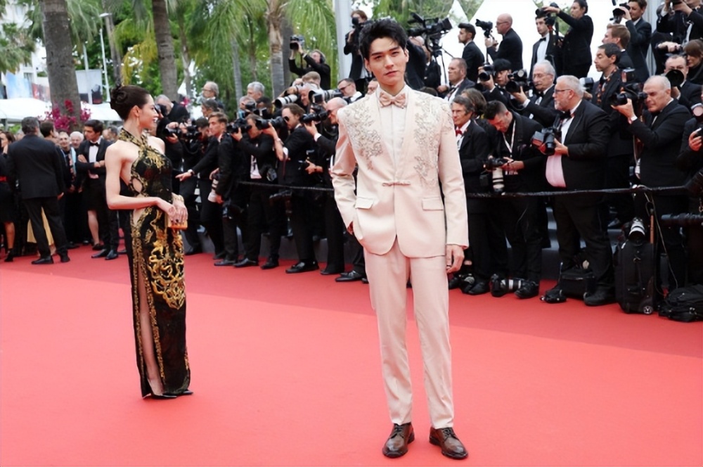 巩俐穿红裙再上戛纳红毯与丈夫携手同行龚俊钟楚曦惊艳亮相