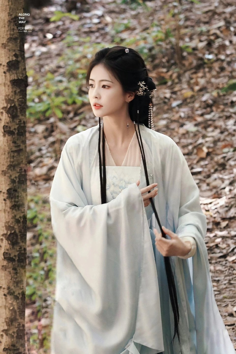 这次扮演白烁,是白鹿继《长月烬明》后再次挑战仙侠剧.