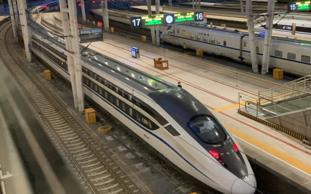 其实,这是北京开往昆明的d939动车组列车.