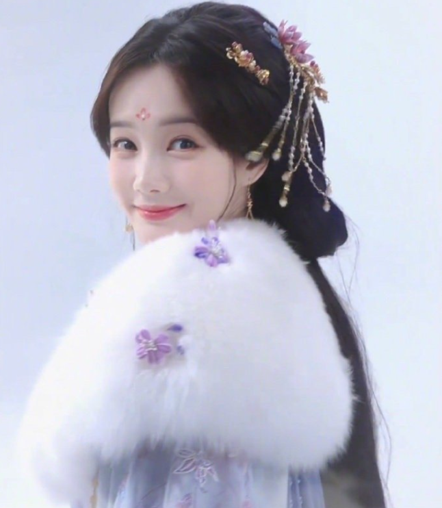 除了标志性的甜美笑容外,李一桐新角色宋一梦的古装造型尽显温婉,白色