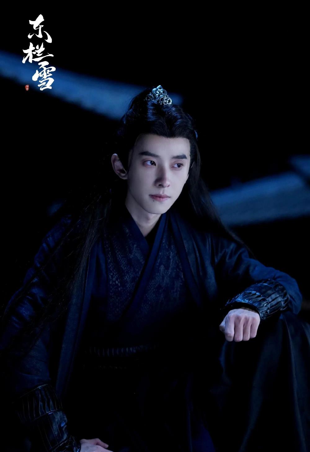 明明在《东栏雪》《长公主在上》中,还算精致的古装扮相,到了《长月烬