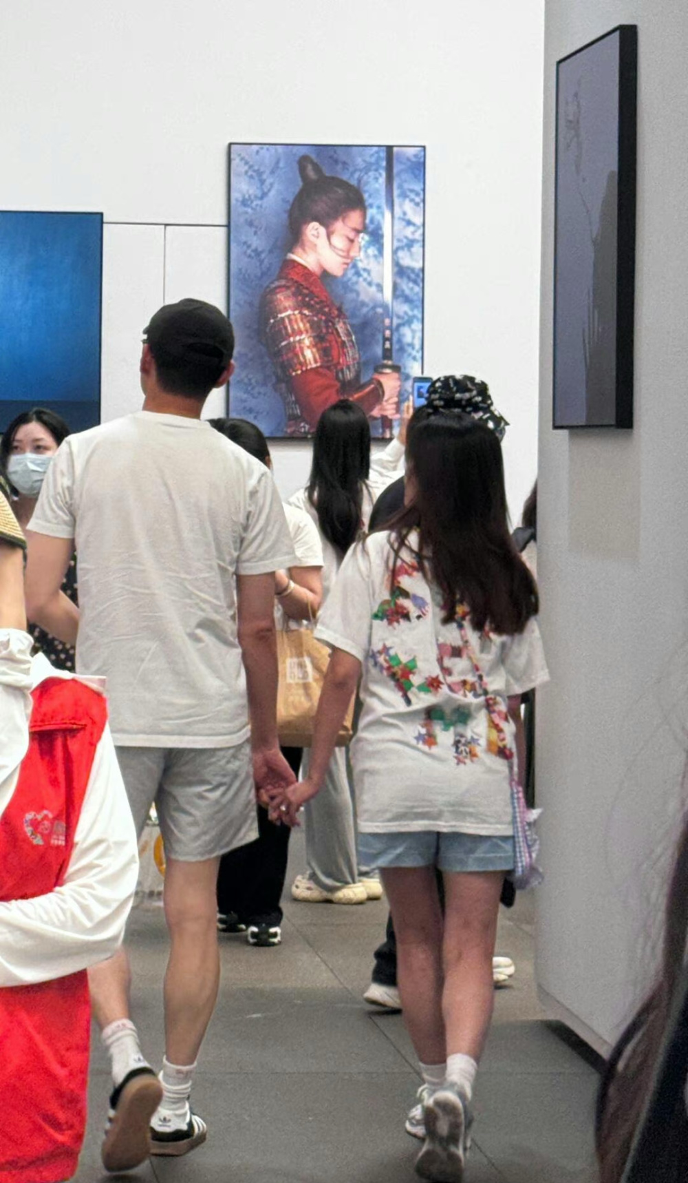 王彦霖陪妻女追星易烊千玺,艾佳妮牵手老公撒娇超甜蜜