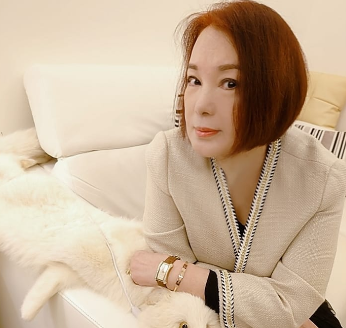 即便身体很不适,郭美珠仍放心不下工作.