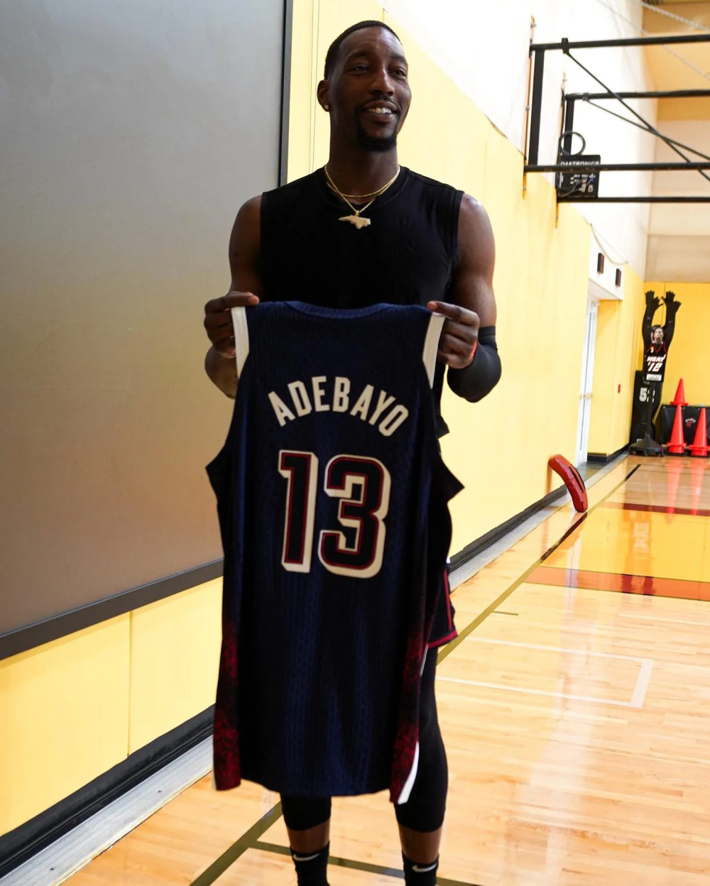 NBA的秋衣卖的比球鞋贵为什么呢-在美国买一件NBA球衣大概要多少美元