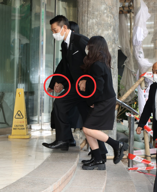 刘德华携妻儿现身父亲葬礼刘母送别亡夫郭富城任贤齐众星送花牌