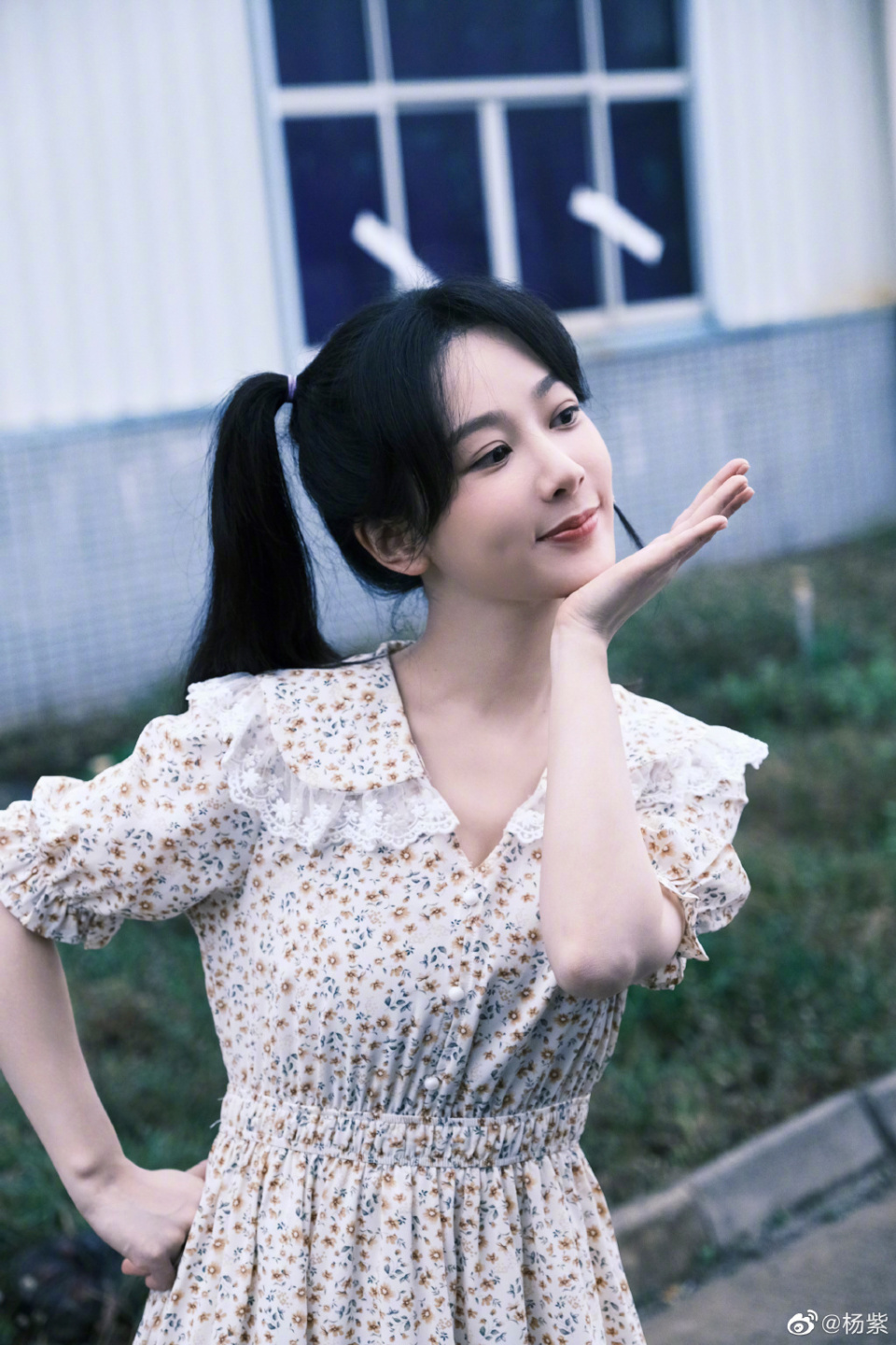 杨紫分享六一随拍美照扎双马尾辫纯真可爱似高中生