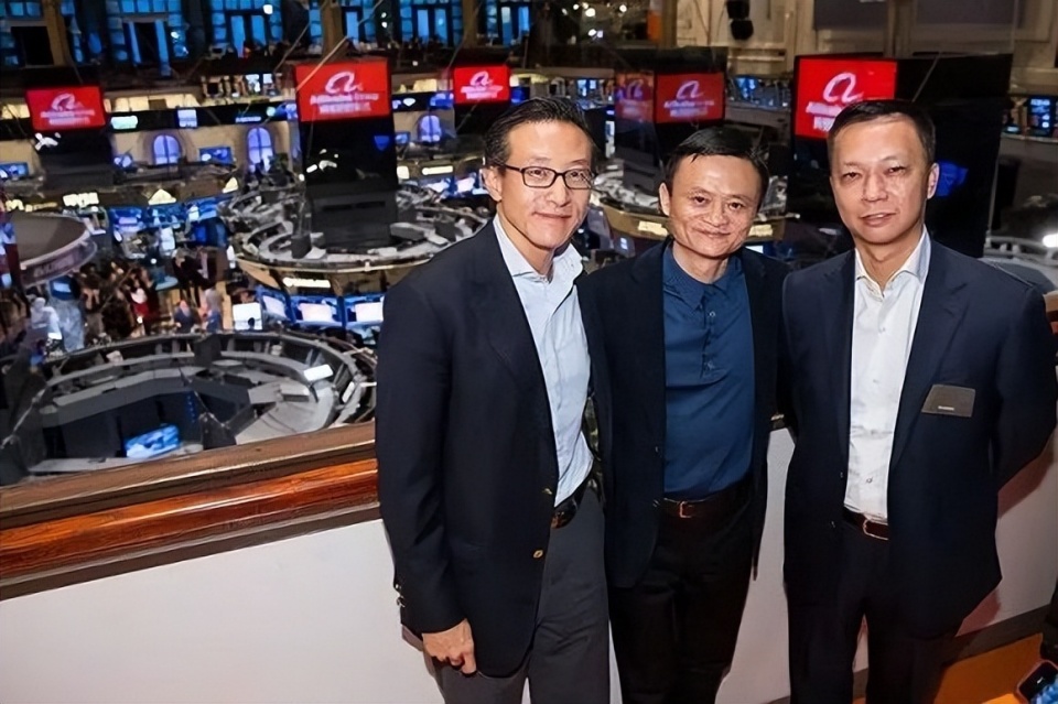 阿里市值蒸发4万亿后,马云蔡崇信开始抄底
