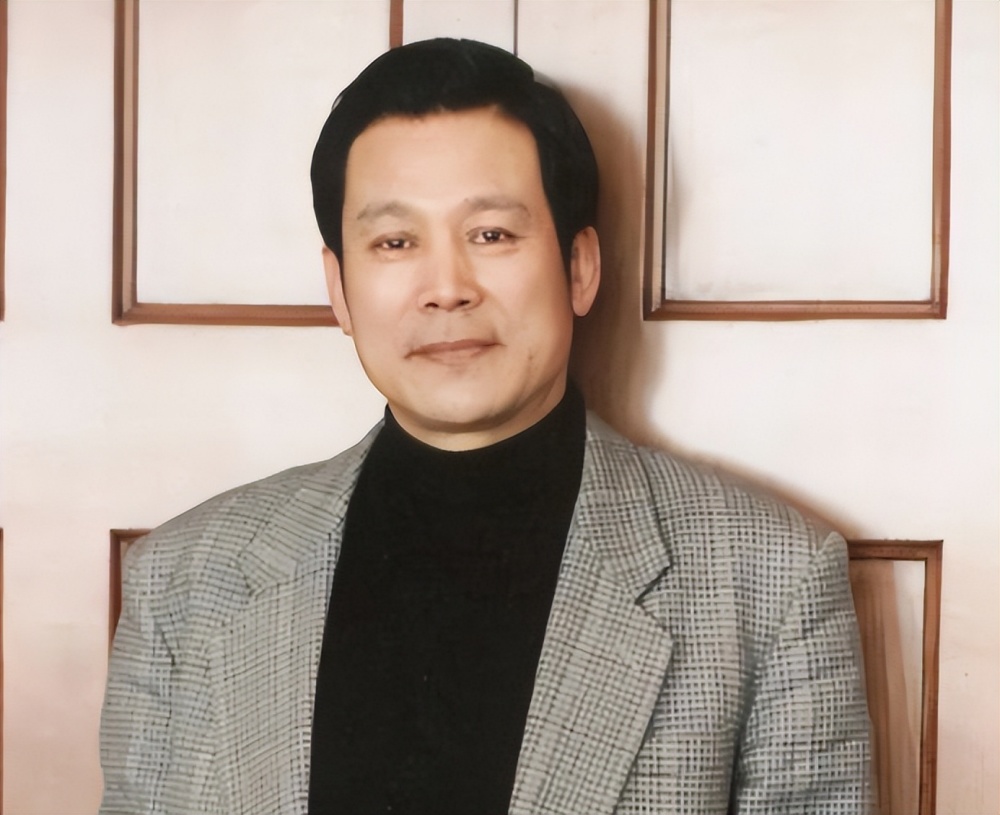 老戏骨徐敏现身医院,75岁穿着厚实精神足,娶小15岁女演员很幸福_腾讯