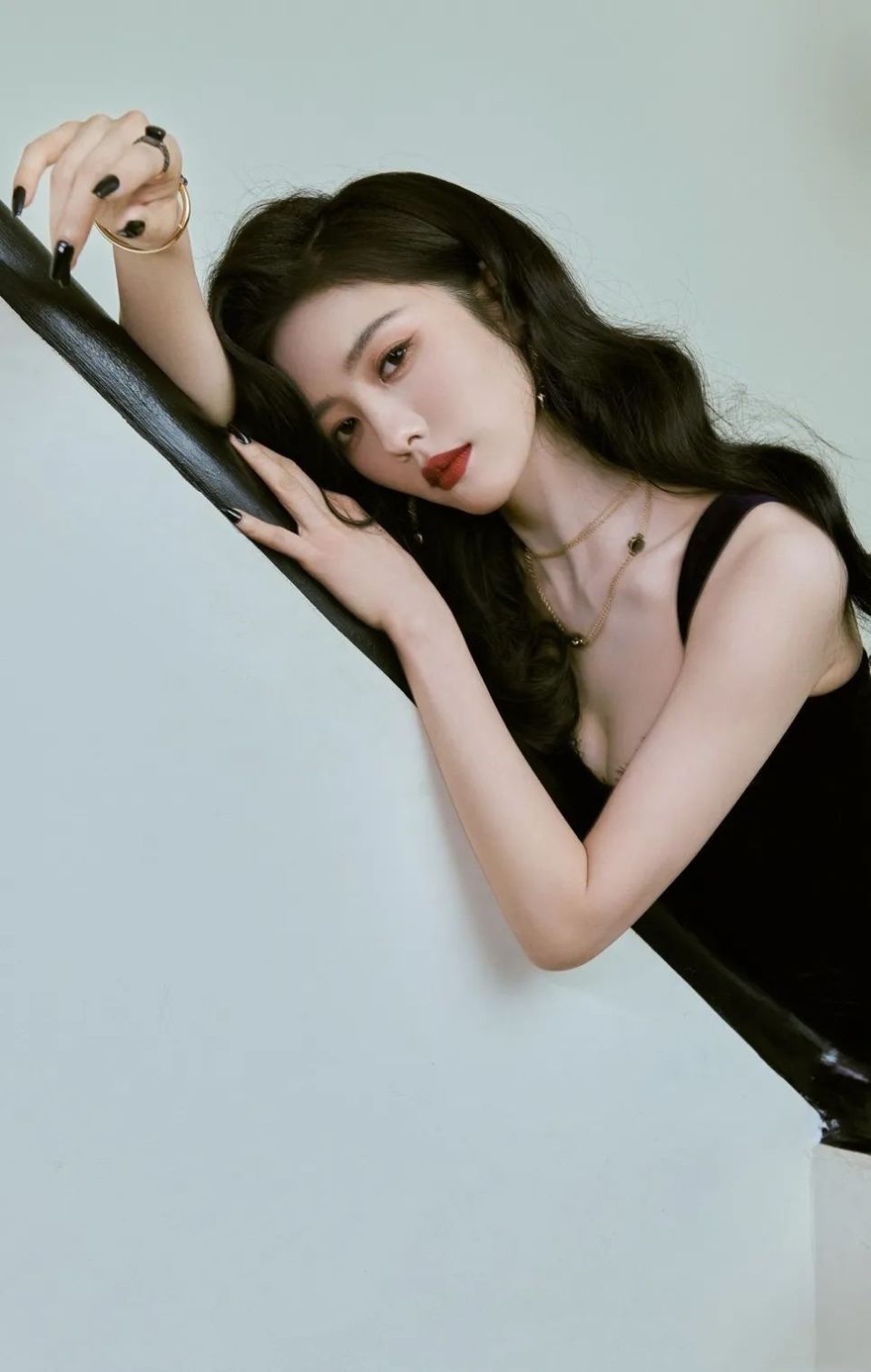 蔡文静穿蓝色吊带丝绒连衣裙下红唇卷发性感又不失优雅