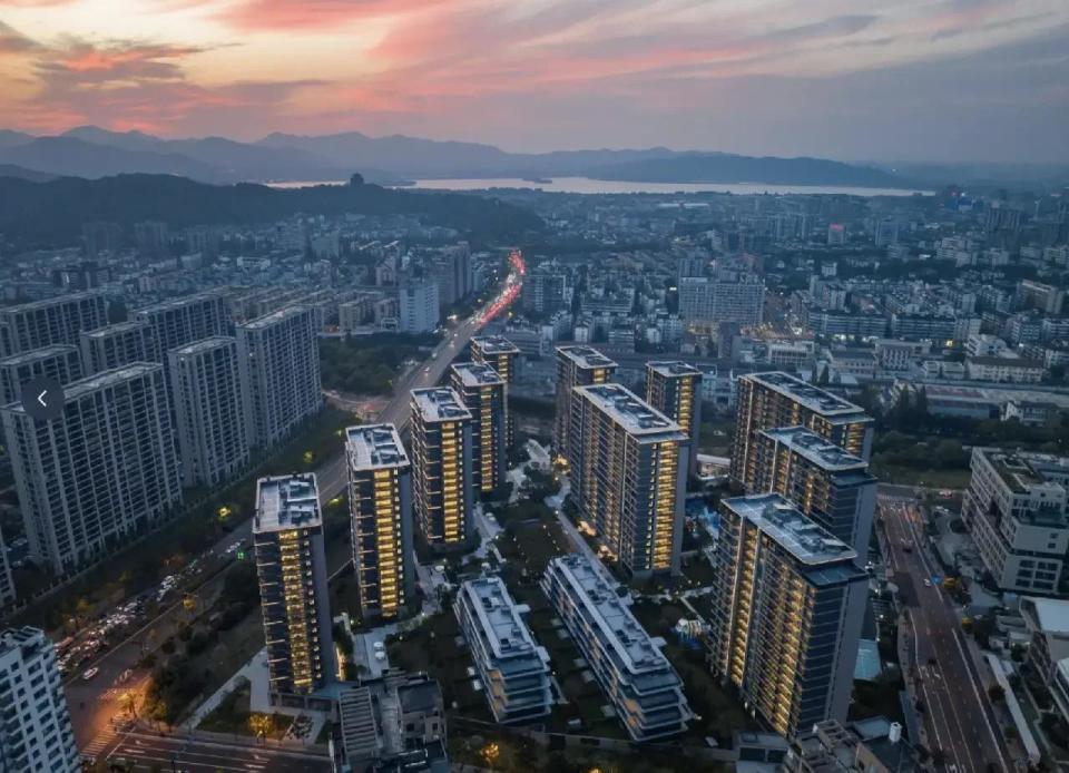 杭州楼市挤水分，从8万单价跌回4万，2026年买房底线在哪里？_腾讯新闻