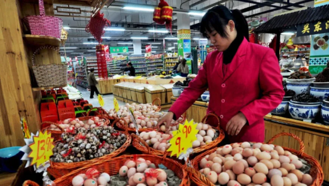 鸡蛋淡季暴涨80%：批发跌了超市为何还在涨