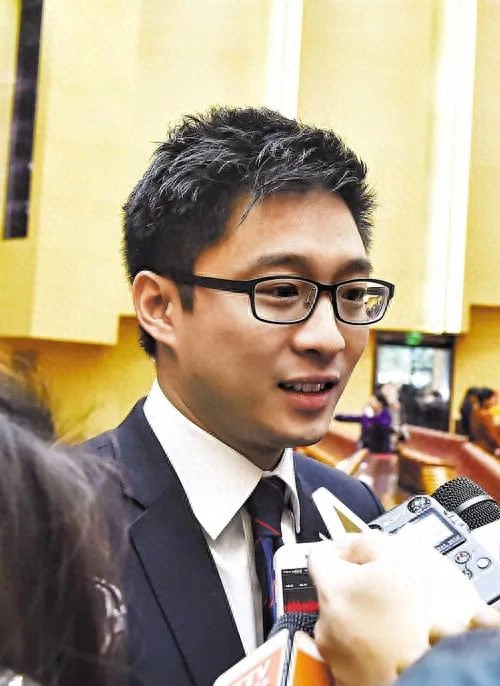 曝两大豪门霍家和何家联姻,霍启山迎娶何超欣,这