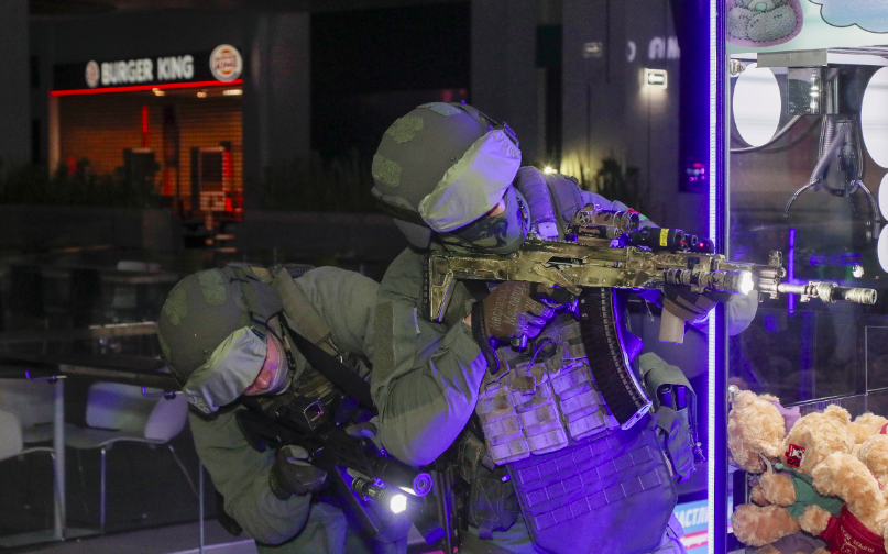 白俄罗斯首都明斯克一购物中心举行反恐演习