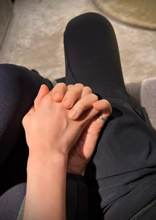 照片中,只见林志炫与爱妻十指紧扣,隔着屏幕都能感受到他们此刻的甜蜜