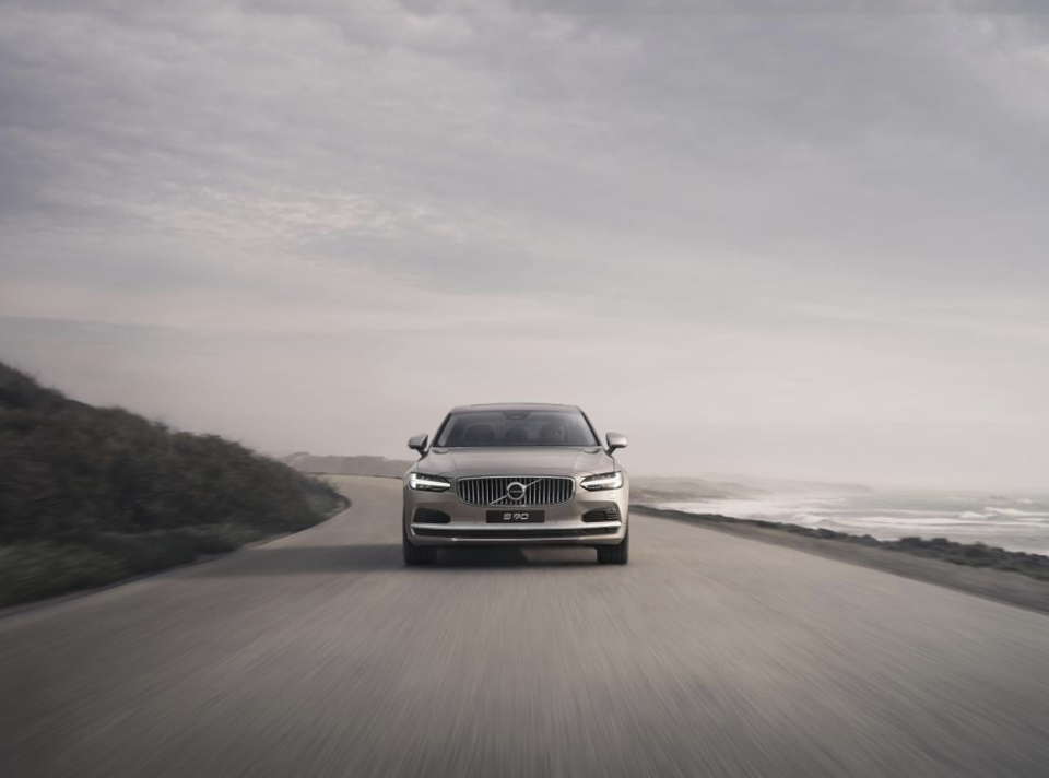 沃尔沃汽车向多国驻华使领馆交付一号公务用车