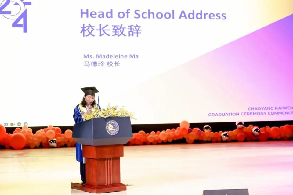 毕业临别之际,朝阳凯文学校校长马德玲女士上台致辞,送上对毕业生殷切