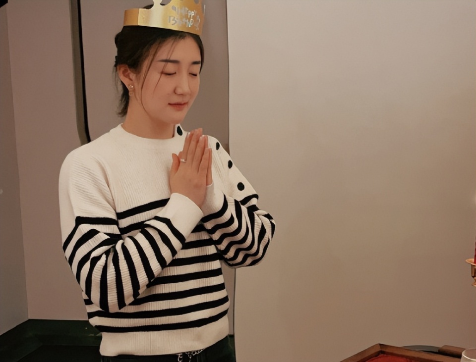 粉丝给陈梦过生日,黄晓明送来祝福,公交车贴巨幅庆生照_腾讯新闻