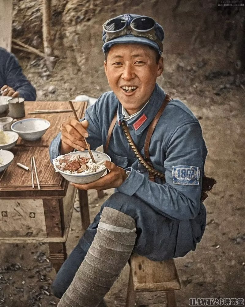 二战老照片完美上色戴红领章的八路军战士兄弟连著名酒鬼