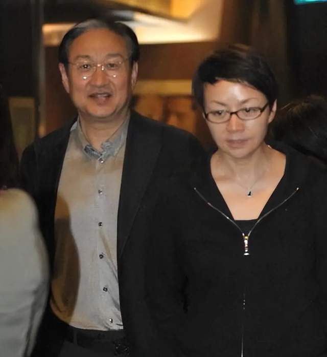 宋丹丹现身阿那亚戏剧节,第三任丈夫陪同,巴图带着老婆儿子随行