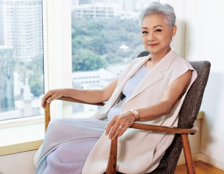 知名歌手叶丽仪从澳洲回国74岁已满头白发分享抗癌抗抑郁心得