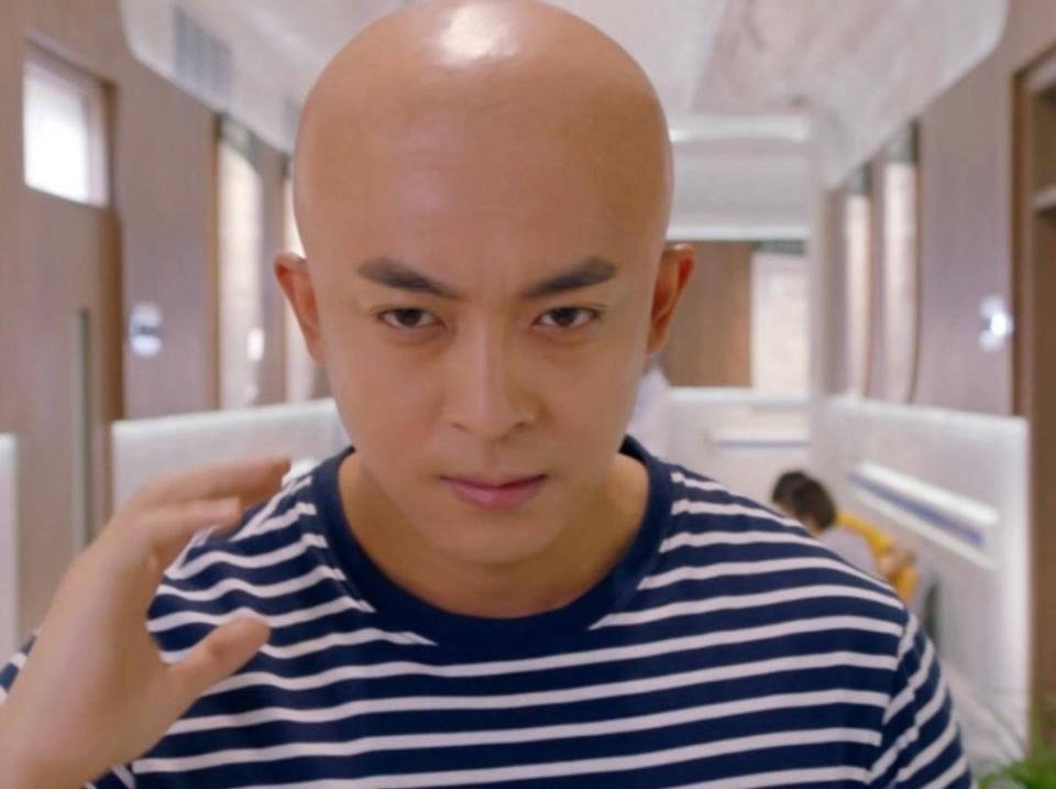 演员李佳航深夜发文坦言被老婆拍到自己秃头情绪焦虑不能入眠